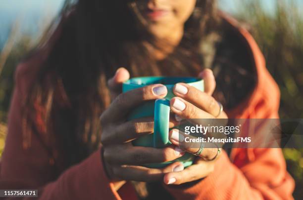 warme drank - woman drinking tea stockfoto's en -beelden