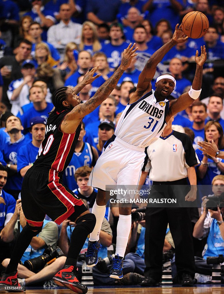 Jason Terry (R) of the Dallas Mavericks