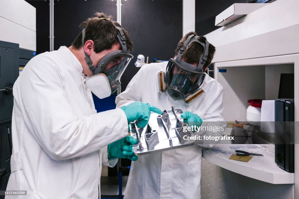 3D Printing: twee wetenschappers werken op een SLM machine (selectieve Laser smelten) voor metaal