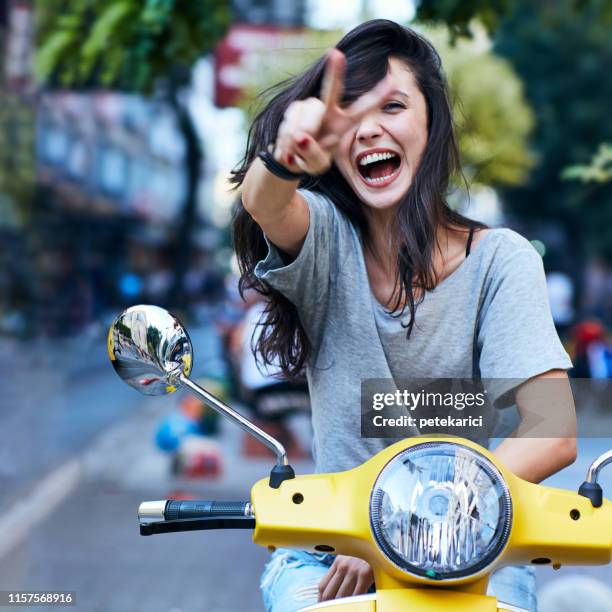 jong aantrekkelijk meisje en vintage oude scooter - girl riding scooter stockfoto's en -beelden