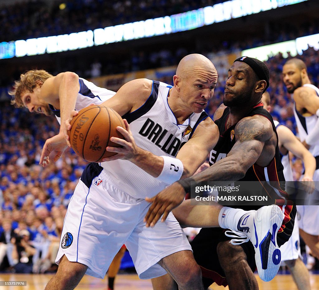 Dirk Nowitzki (L) of the Dallas Maverick