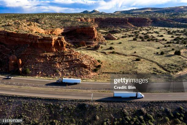 semi trucks auf highway in usa von oben betrachtet - 2019 truck stock-fotos und bilder