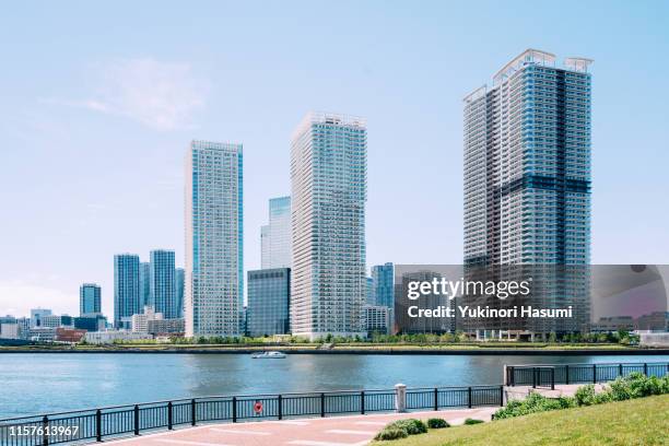 the view of tokyo bay side from toyosu, tokyo - toyosu stock-fotos und bilder