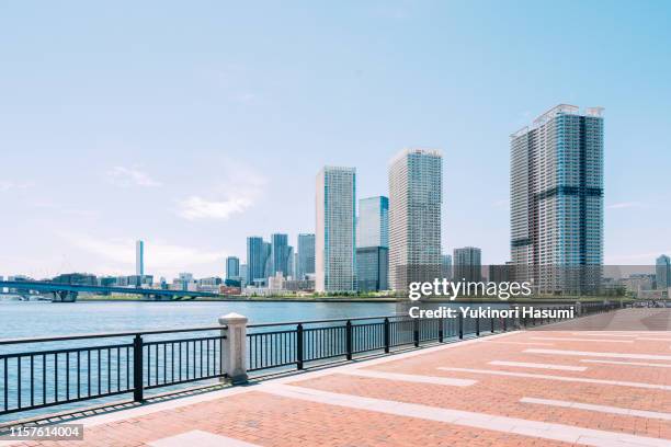 the view of tokyo bay side from toyosu, tokyo - tsukishima tokyo photos et images de collection