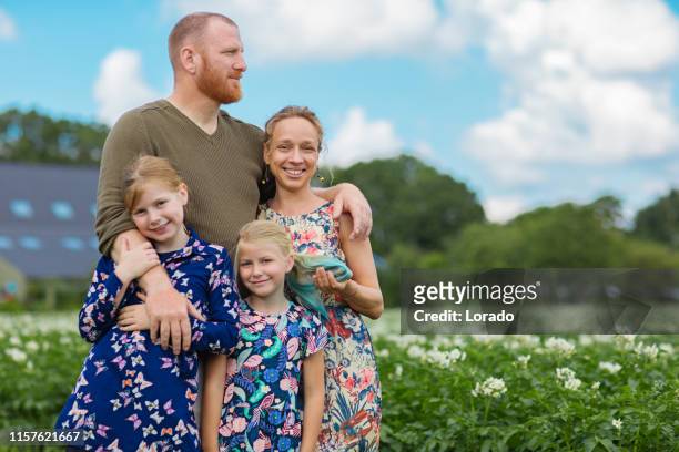 mooie nederlandse boerenfamilie - farm family stockfoto's en -beelden