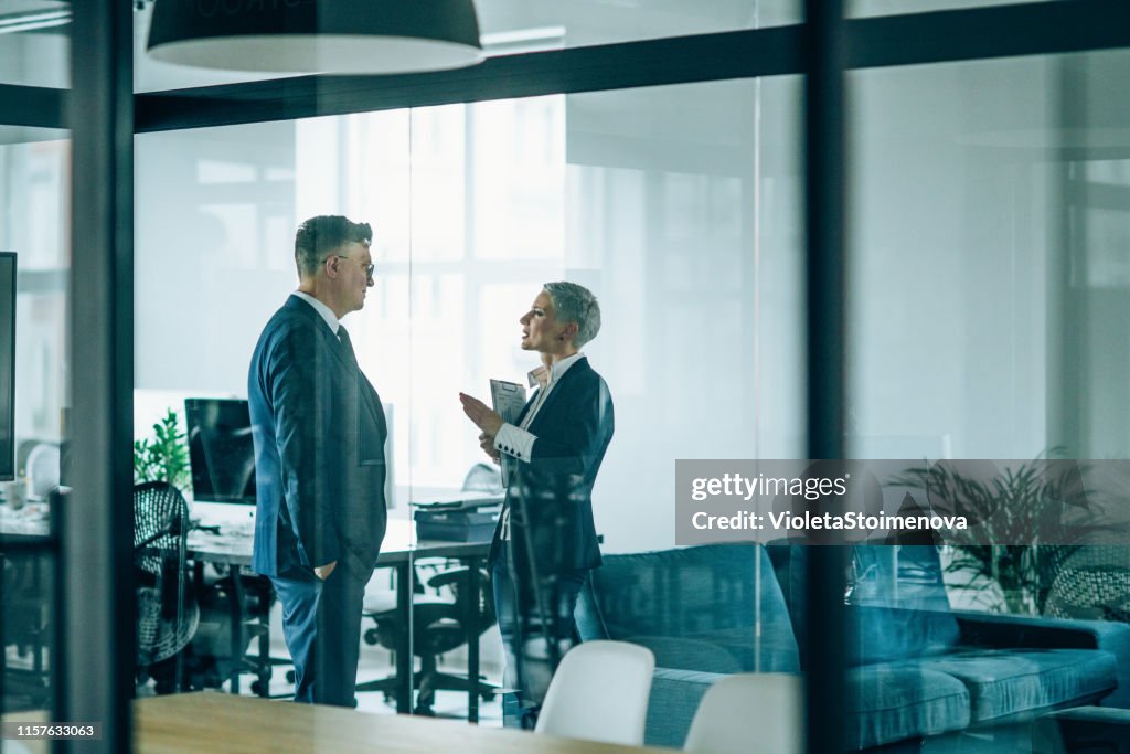Partenaires d'affaires en discussion