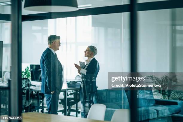 zakelijke partners in discussie - wet stockfoto's en -beelden