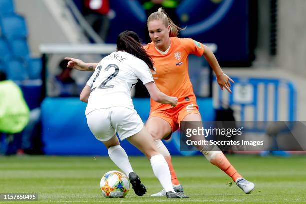 Betsy Hassett of New Zealand Women, Desiree van Lunteren of Holland Women during the World Cup Women match between New Zealand v Holland at the Stade...