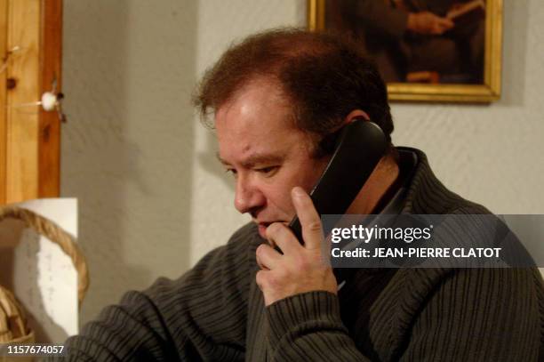 Francis Gruzelle, le compagnon de Nathalie Gettliffe, française arrêtée à Vancouver pour l'enlèvement de deux de ses enfants, le 11 avril 2006, prend...