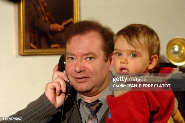 Francis Gruzelle, le compagnon de Nathalie Gettliffe, française arrêtée à Vancouver pour l'enlèvement de deux de ses enfants, le 11 avril 2006, prend...