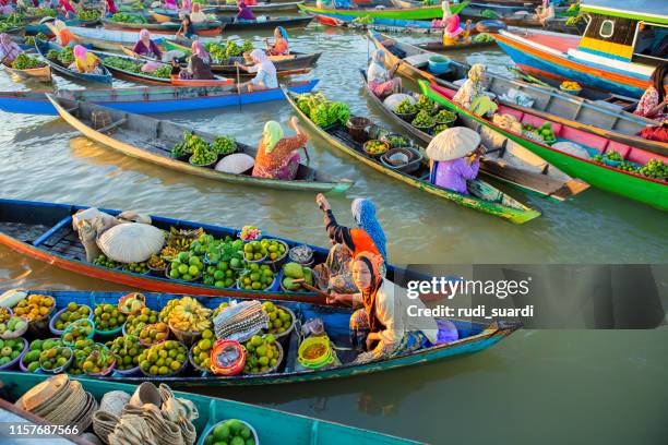 floating market, muara kuin, banjarmasin, indonesien - banjarmasin stock-fotos und bilder