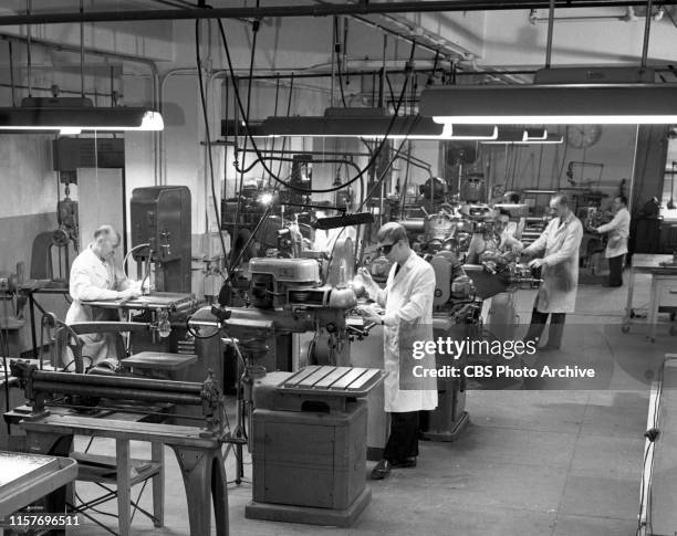Television Engineering Lab 10,754 Evolution Of Television Stock Photos, High-Res Pictures, and ...