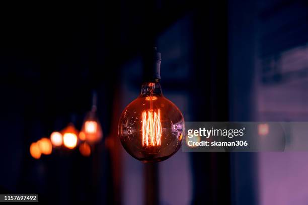 vintage light bulb with draken background - ceiling lamp stockfoto's en -beelden
