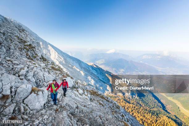 två bergs klättrare vandra till watzmann i berchtesgaden nationalpark - berchtesgaden national park bildbanksfoton och bilder