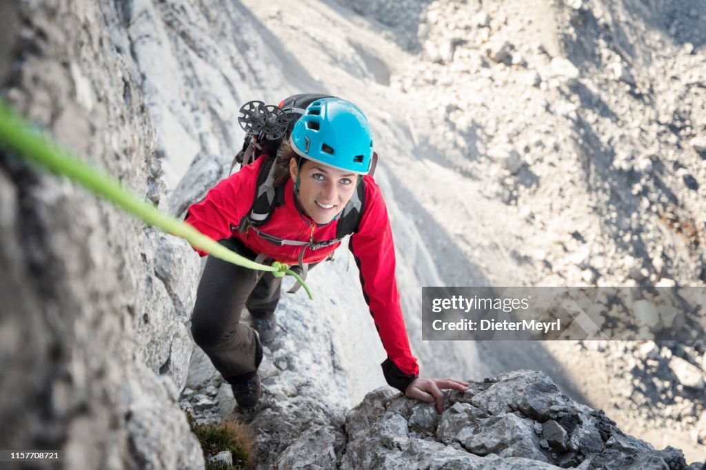 Klettern in den Alpen - junge Frau klettert in den Alpen