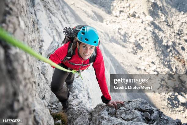 escalada en roca en los alpes - joven escalando en los alpes - escalada libre fotografías e imágenes de stock