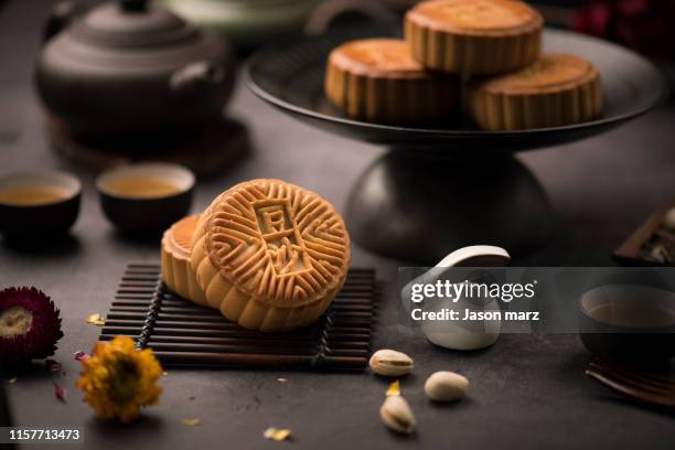 moon cakes - mid autumn festival stock pictures, royalty-free photos & images