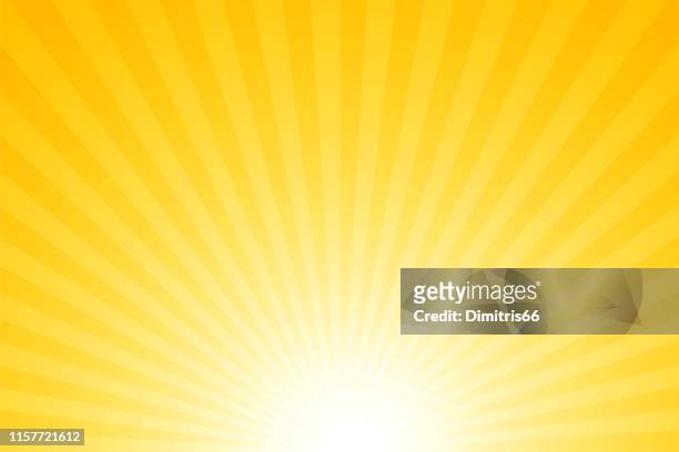 illustrazioni stock, clip art, cartoni animati e icone di tendenza di raggi del sole: sfondo raggi luminosi - giallo