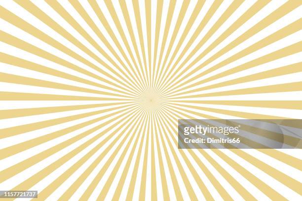illustrazioni stock, clip art, cartoni animati e icone di tendenza di raggi del sole: sfondo raggi d'oro - striato