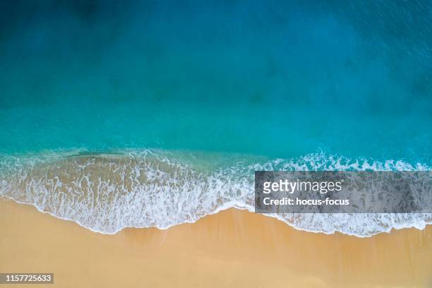 vista aérea del mar y las olas turquesas claras - ola fotografías e imágenes de stock