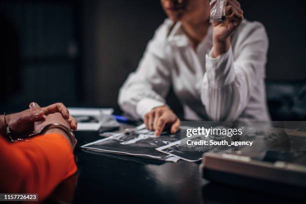 detenuto e detective donna - interrogatorio foto e immagini stock