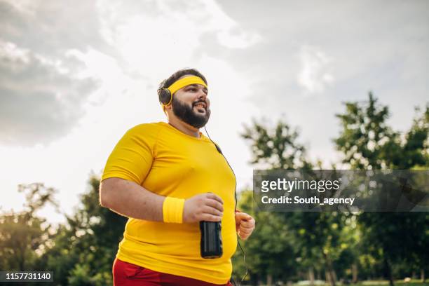 übergewichtiger mann beim training - gewicht verlieren stock-fotos und bilder
