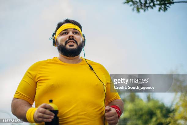 übergewichtiger mann beim training - gewicht verlieren stock-fotos und bilder