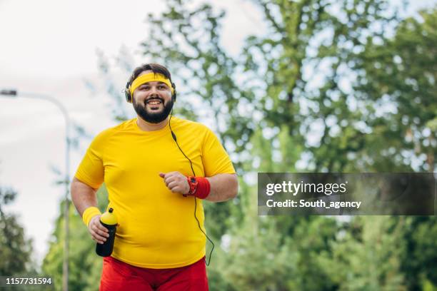 übergewichtiger mann beim training - fat guy running stock-fotos und bilder