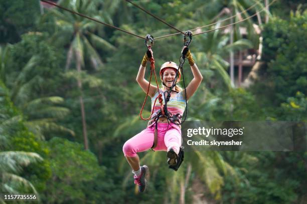 快樂的女人在森林的樹冠之旅中玩得開心。 - adrenaline 個照片及圖片檔