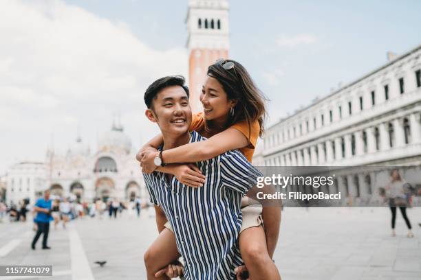 pareja asiática adulta joven explorando venecia juntos, italia - venice couple fotografías e imágenes de stock