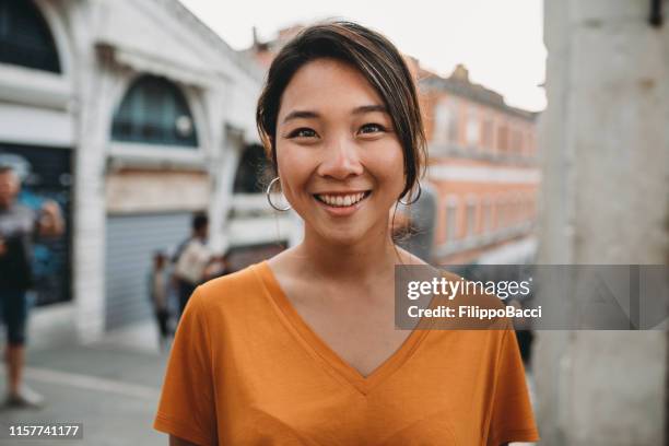 porträtt av en ung vuxen asiatisk kvinna i venedig - chinese ethnicity bildbanksfoton och bilder