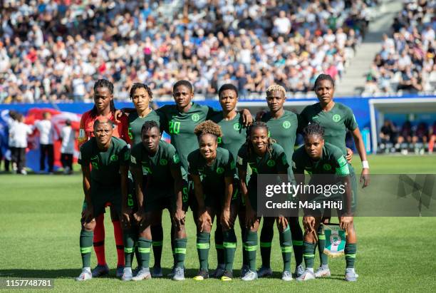 Team of Nigeria poses for a group photo during the 2019 FIFA Women's World Cup France Round Of 16 match between Germany and Nigeria at Stade des...