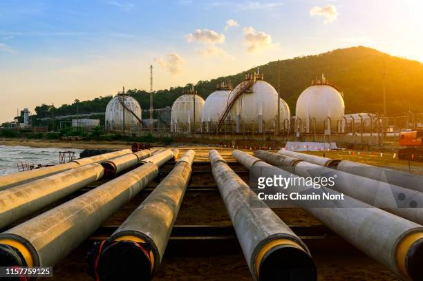 distillation tank of oil refinery plant, morning time - gulf countries stock-fotos und bilder