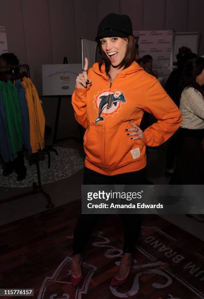 Singer Jessica Sutta poses at Retro Sport during the Kari Feinstein Golden Globes Style Lounge at Zune LA on January 15, 2010 in Los Angeles,...