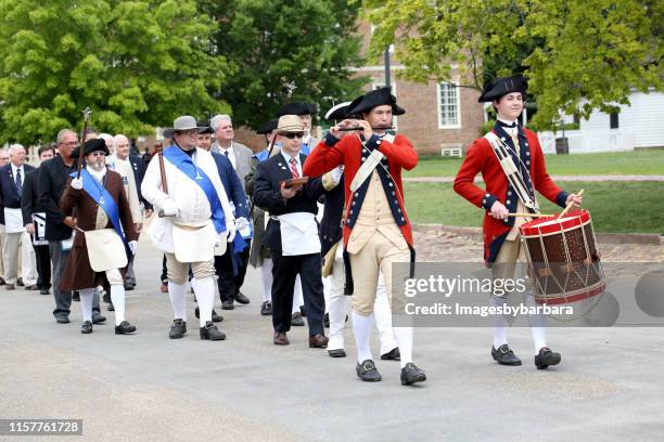 colonial williamsburg fife and drums - colonial williamsburg stock pictures, royalty-free photos & images