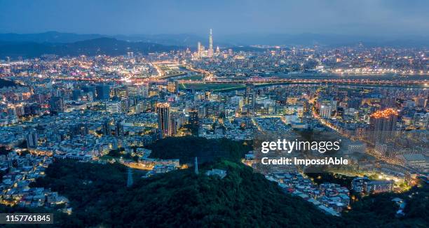 aerial view of taipei city crowded of building with the taipei101 building at the center - taipei photos et images de collection