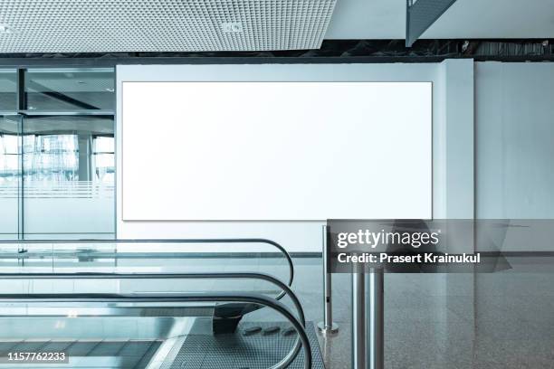 fabric pop up basic unit advertising banner media display backdrop, empty background - airport fotografías e imágenes de stock