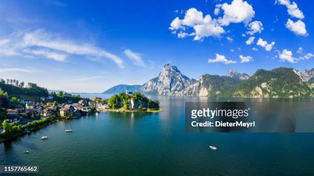 traunsee lake in alps -salzburg, salzburger land - gmunden austria stock pictures, royalty-free photos & images