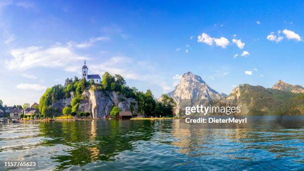 lago traunsee en alpes -salzburgo, salzburger land - austria fotografías e imágenes de stock