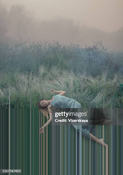 caindo em sonhos - striped dress - fotografias e filmes do acervo