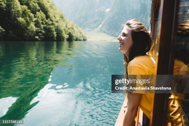 kvinna njuter av en utsikt över sjön konigsee från färje båt - berchtesgaden national park bildbanksfoton och bilder