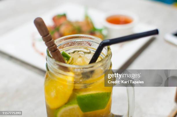 lemon, lime and honey iced tea - alcohol detox foto e immagini stock