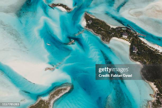 disparo aéreo de bahamas - bahamas fotografías e imágenes de stock