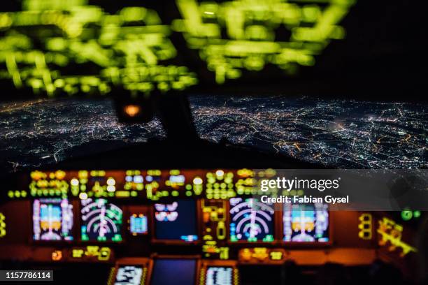 modern cockpit at night - cabine imagens e fotografias de stock