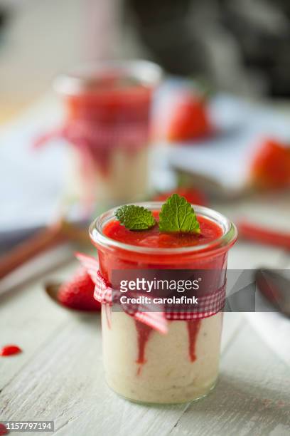 banana strawberry ice smoothie - püriert stock-fotos und bilder