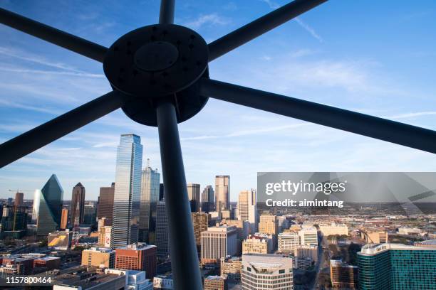 luftaufnahme der innenstadt von dallas - reunion tower stock-fotos und bilder