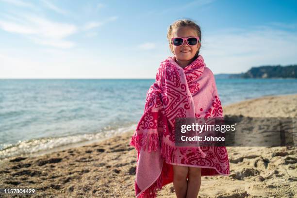 portret van glimlachend meisje op het strand - strandhanddoek stockfoto's en -beelden