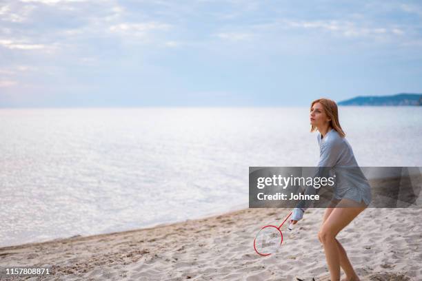 frau spielt badminton - badminton stock-fotos und bilder