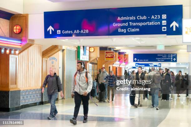 passeggeri che camminano al terminal all'interno dell'aeroporto internazionale di dallas fort worth - aeroporto di dallas fort worth foto e immagini stock