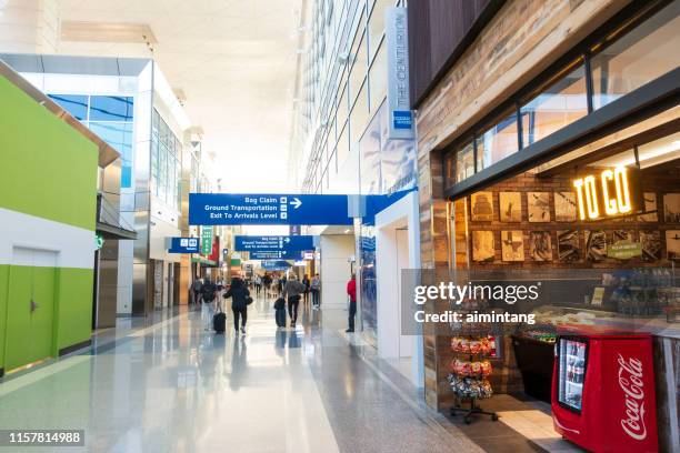 ダラス・フォートワース国際空港内のターミナルを歩くお客様 - ダラスフォートワース空港 ストックフォトと画像